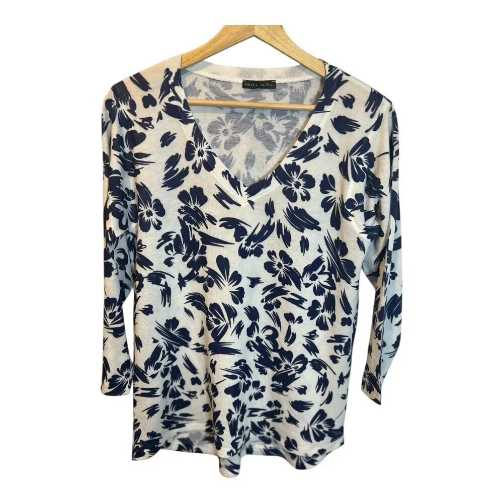 Nally & Millie 3/4 Sleeve Floral V-Neck Top Small Knit Blue Navy White NWT - Picture 2 of 6